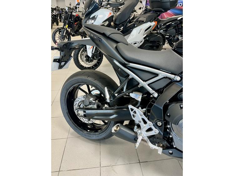 SUZUKI GSX-8R