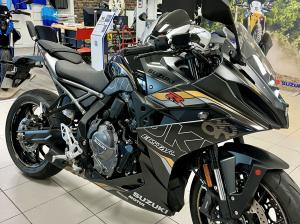SUZUKI GSX-8R