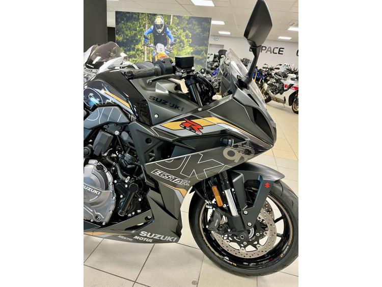 SUZUKI GSX-8R